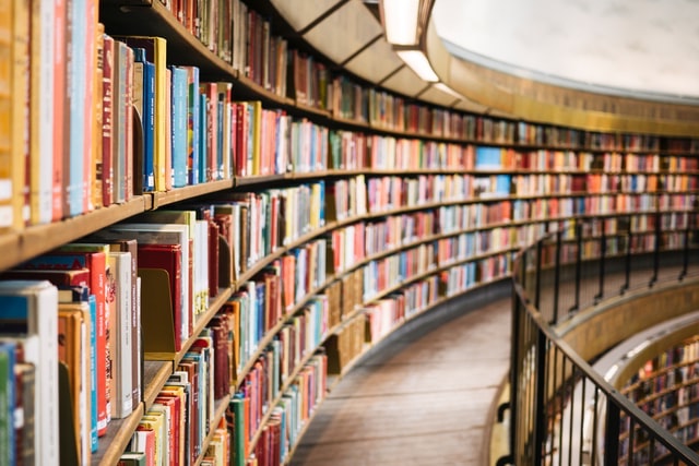 Une étagère courbe dans une bibliothèque